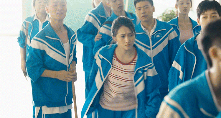 看似惹一个实则惹了三个 一受委屈就全员出动护短，三个人紧紧站在一起，这样的剧情越