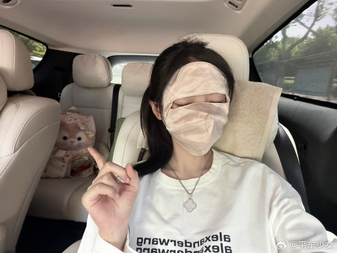 好久没有一家三口旅游咯 猜猜我们要去哪里玩[挤眼]  ​​​