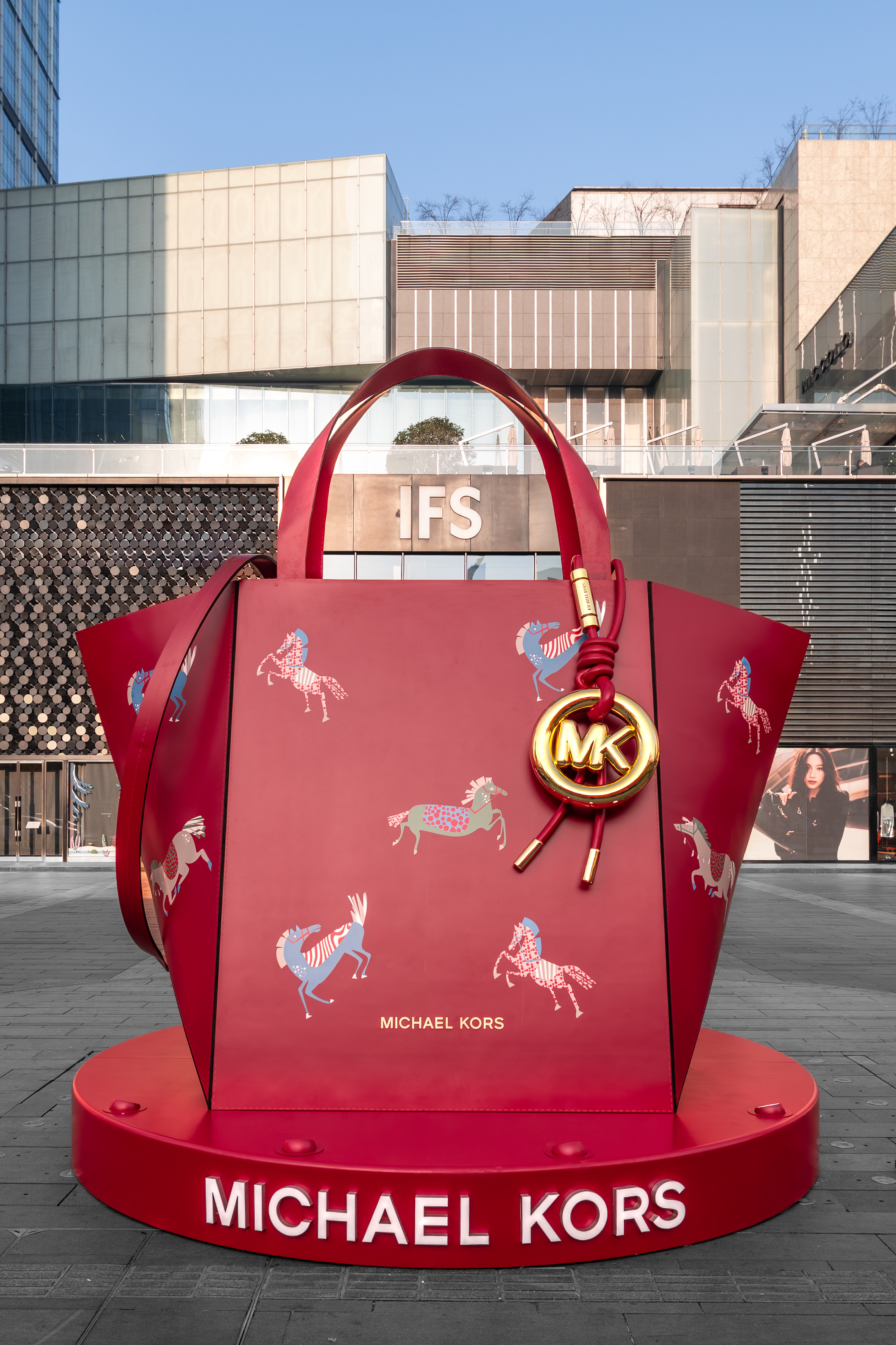 2026新年将至，MICHAEL KORS以丙午马年的活力洒脱为设计灵感，匠心打