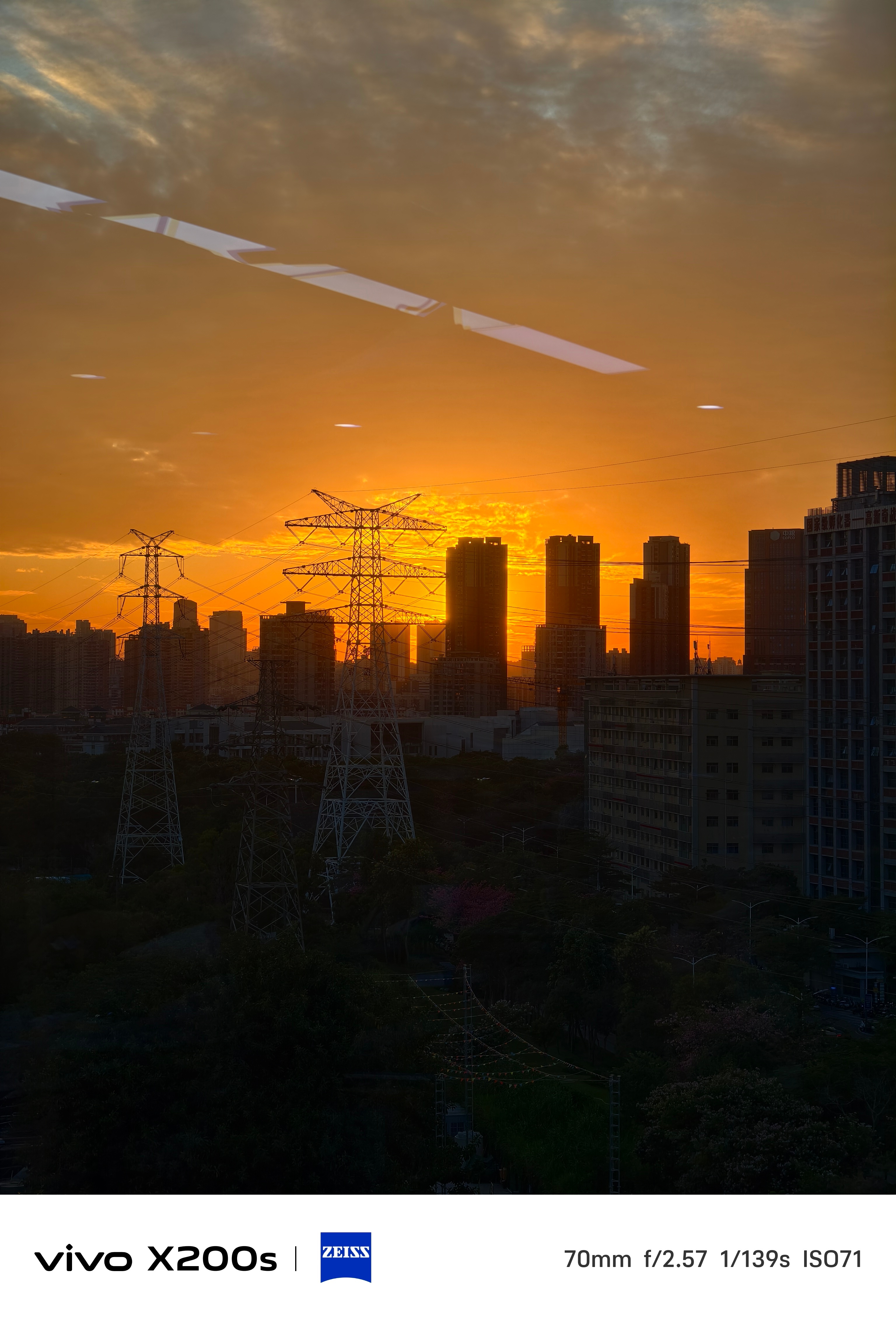 今天估计也要刷屏了，周五有这样的晚霞真的看着都很开心，开心周末