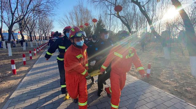 北京日报客户端 老人潮白河钓鱼掉入冰窟，顺义消防员上演“破冰行动”