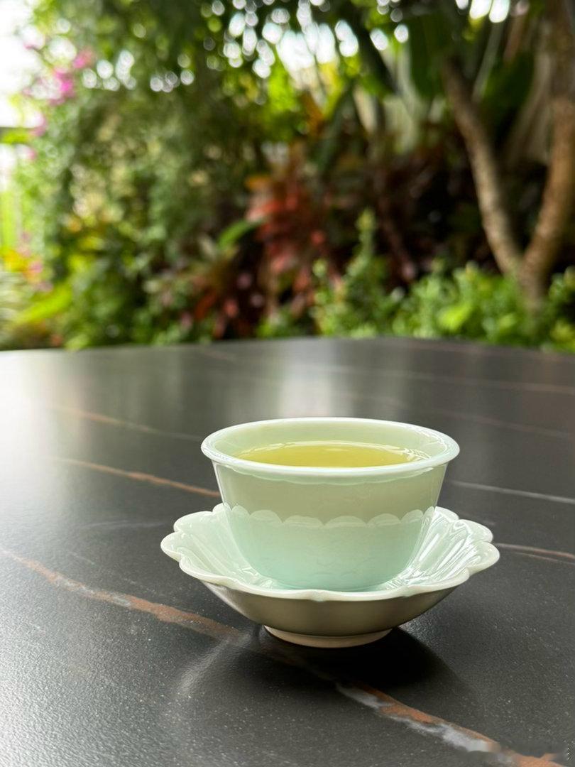 有茶商说：云南产地直播抢了中间商的生意，致使广东积压了海量库存，去年曾一度低价抛