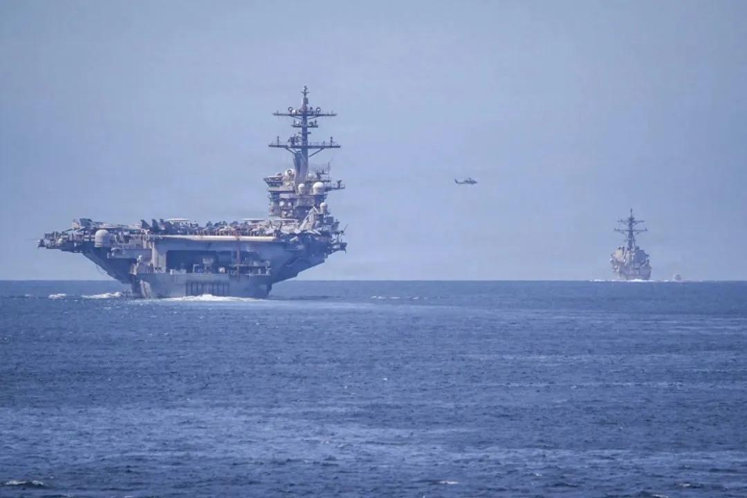 在国际秩序层面，美国动辄挥舞经济制裁大棒，以自身国内法凌驾于国际法之上，打压他国