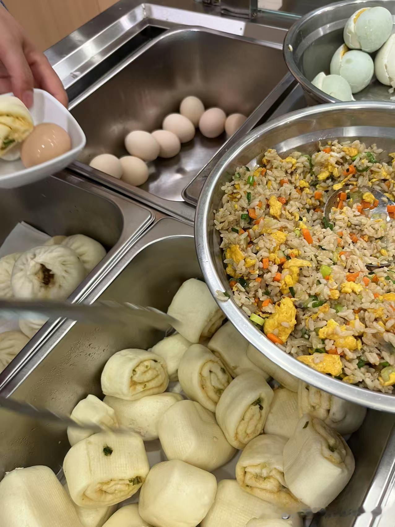 养老院的早餐，稀饭和豆浆没拍，各种都随意，我母亲会加喝一杯奶粉＋蛋白粉混合的奶。