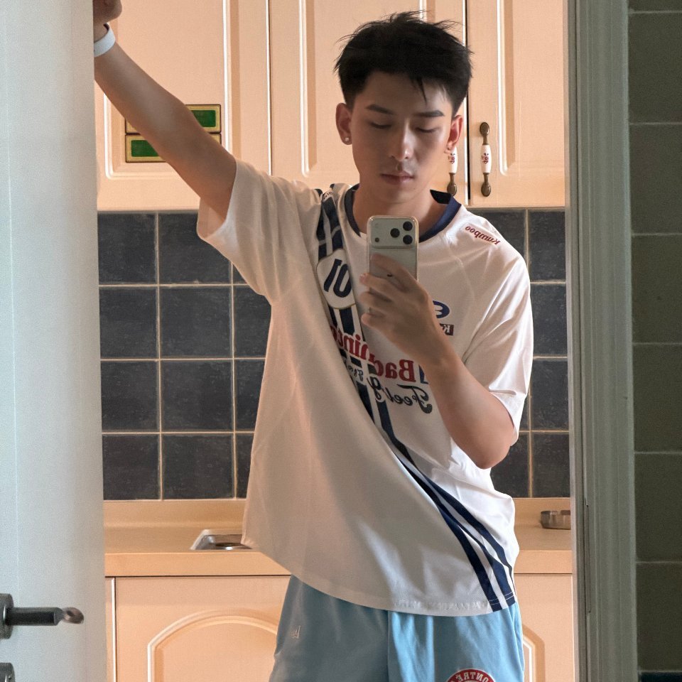 思慕社字母    “先把自己变成想要的样子，再去遇见无需取悦的人。如果遇不到，也