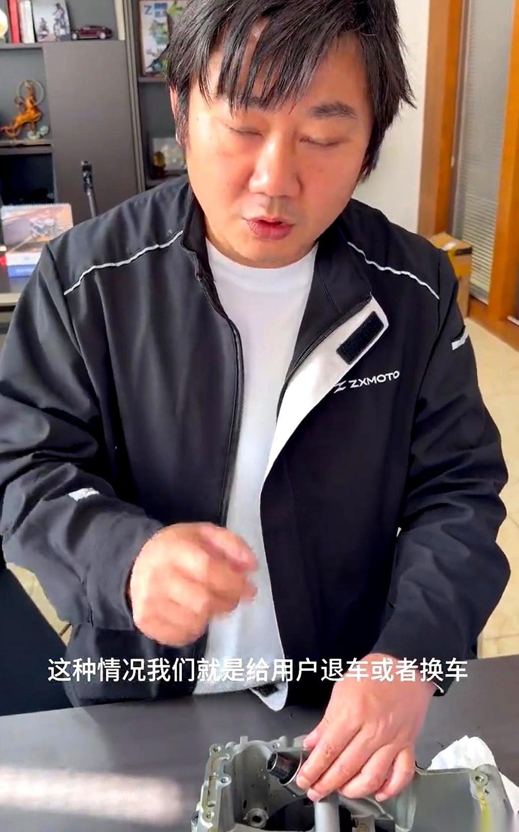 最近机车圈全盯着张雪的820RR，这车热度正旺，泄压阀却突然爆出了毛病。
换成一