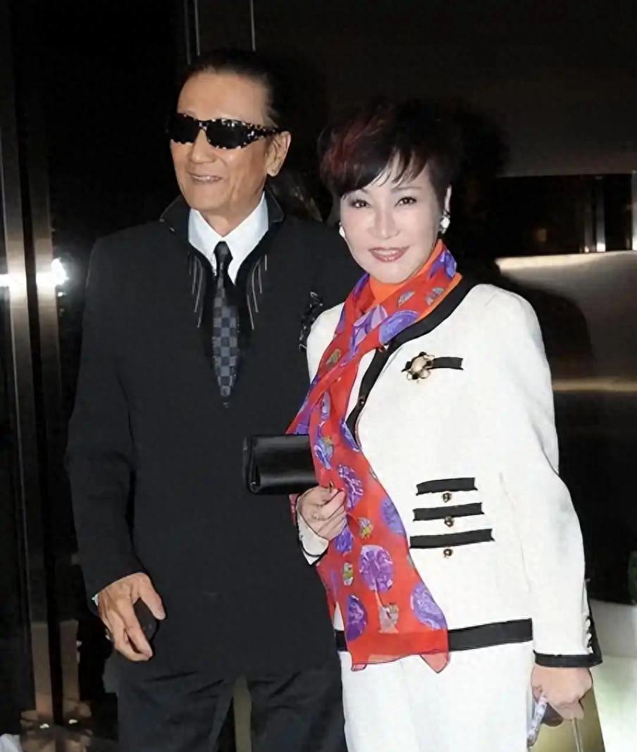 89岁谢贤的骤然离世，全网都在盯着暂停演唱会火速回港的谢霆锋，可真正最伤心、最难