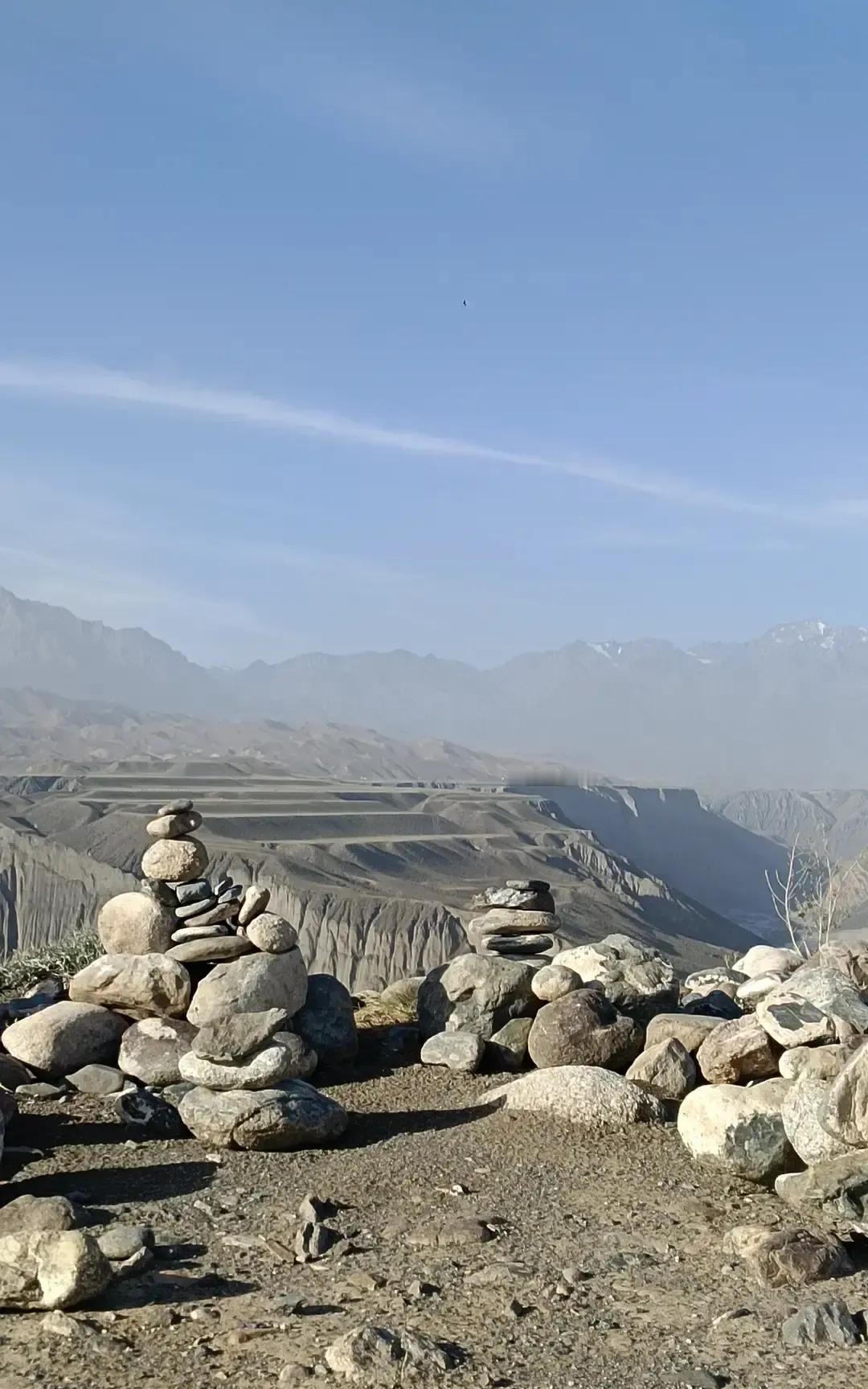 老六右手大拇指肿得跟小萝卜似的还坚持刷手机，我东湖骑完车回家一看直接没收。
上周