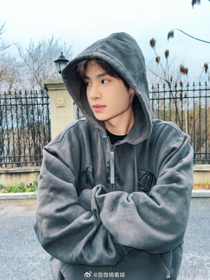 黄明昊挑战自己做妆发 刷到晒出自己做的妆发，黄明昊的技能点又双叒叕拉满了💥 晒