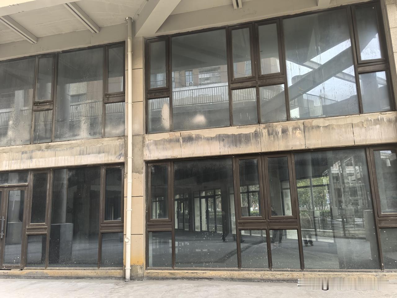 大家这两年不要加太多杠杆啊，今天有个客户是做房产中介的，她说自己这个店今年收入比