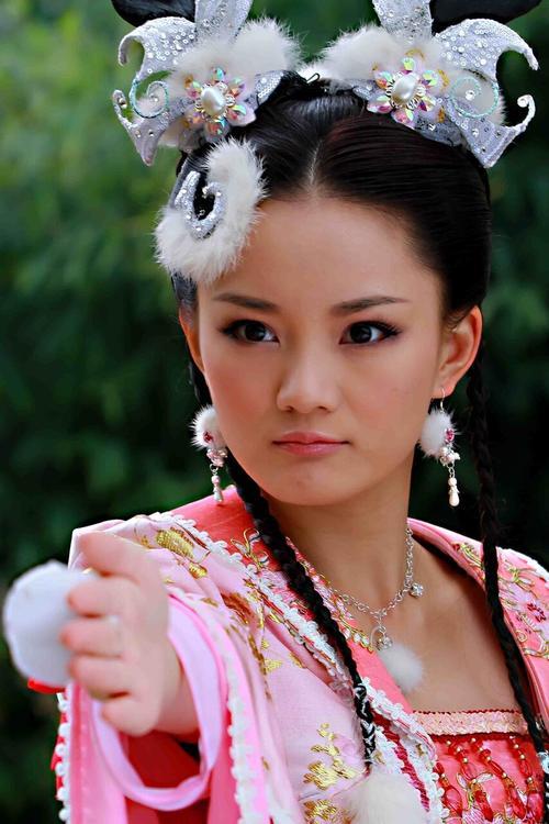 《活佛济公》中“白雪”的扮演者馨子，近日在视频中坦言不拍戏是因“没人找我拍”。她