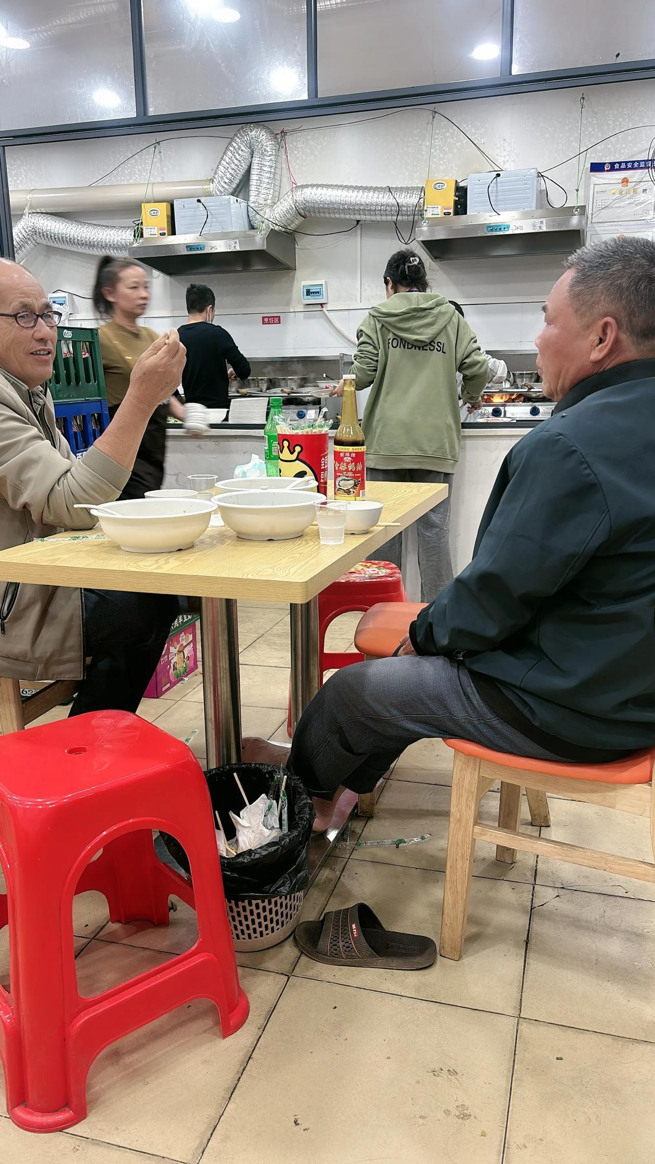 大家新年好，祝大家身体健康万事顺意，我是离婚9年的女人，每年过年都是一个人过，8