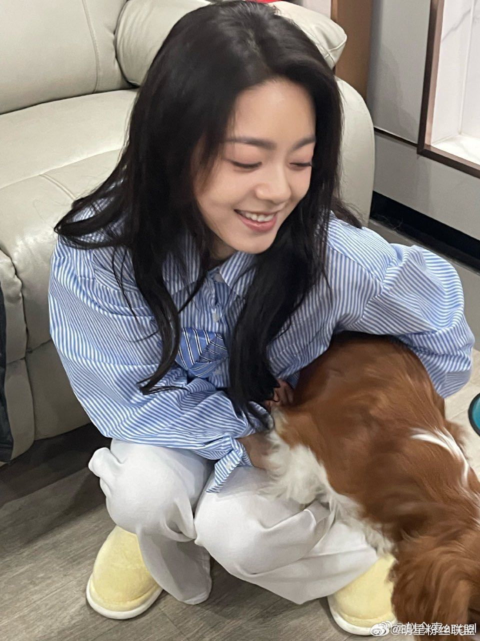 赵今麦抱拿铁合照 赵今麦微博更新！居然是抱着拿铁的合影，又是羡慕拿铁的一天～ 