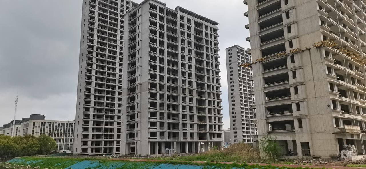 烂尾楼是怎么造成的？有没有可能是开发商不想建了？

烂尾楼也叫不良资产，不是有效