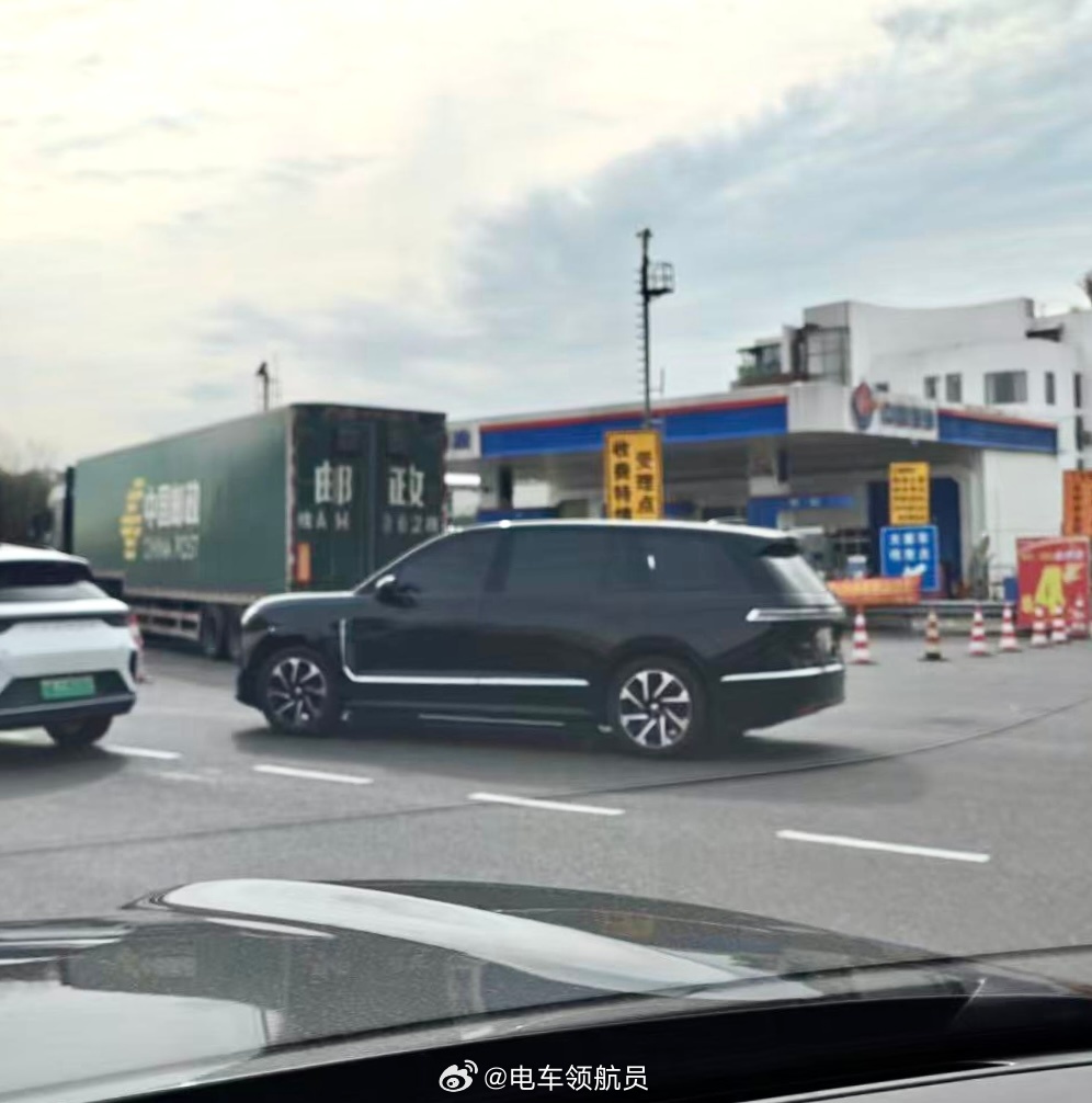 上一秒：ES9不就比ES8大一点点吗？下一秒：21寸轮毂这么显小？蔚来蔚来es9