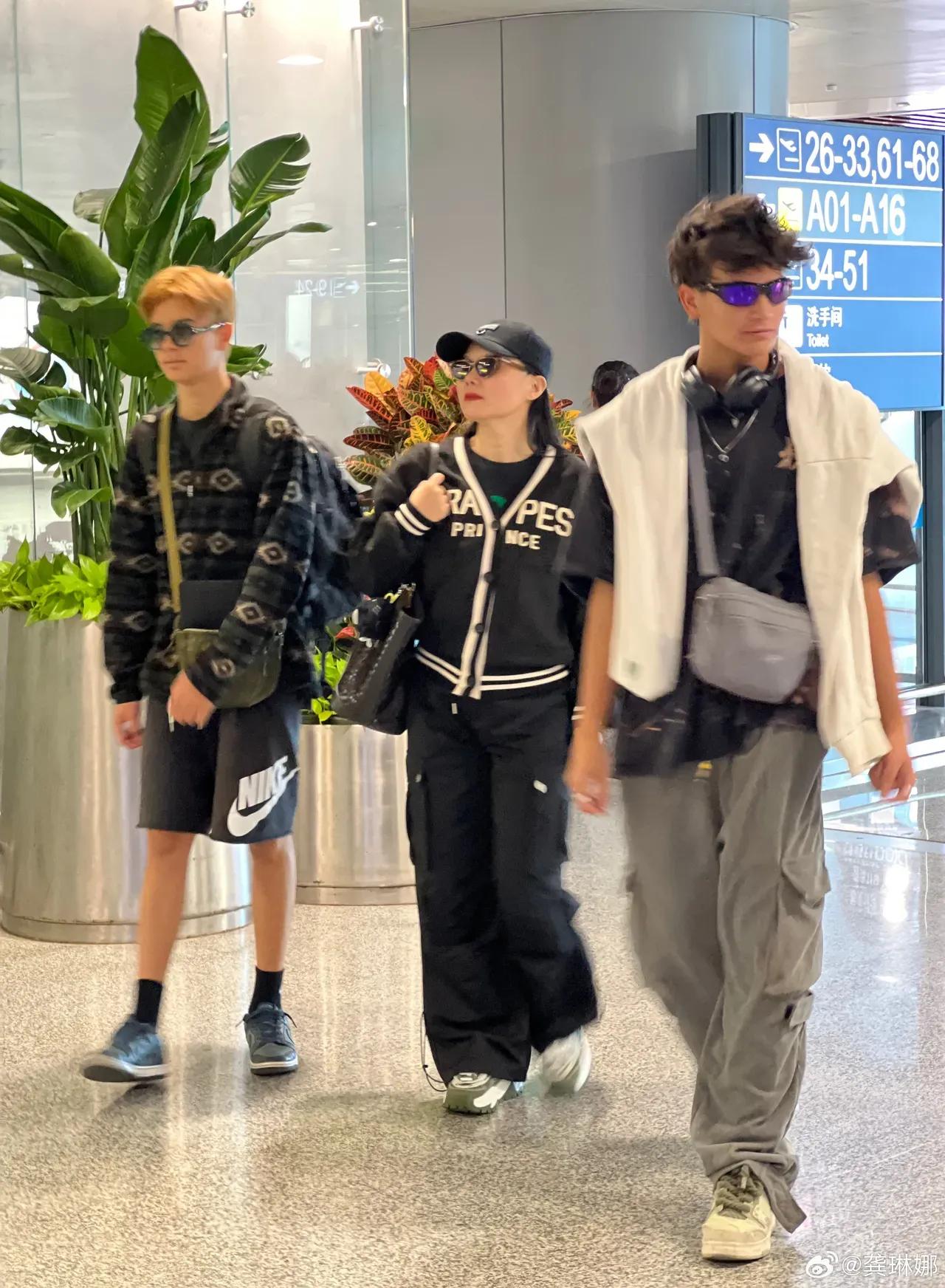 龚琳娜的两个混血儿子首次曝光！

著名国宝级歌唱家龚琳娜今天发文，首次曝光了她的