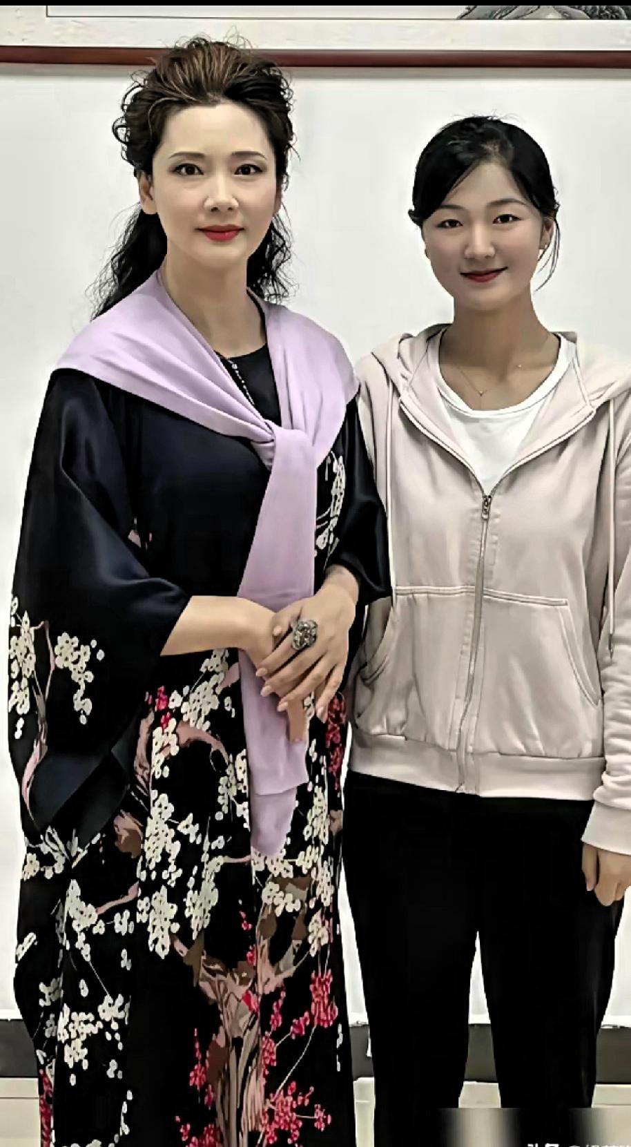 饭局上，76岁的刘晓庆正大谈保养。还在直播间里分享冻龄秘籍，靠健身、医美维持着“