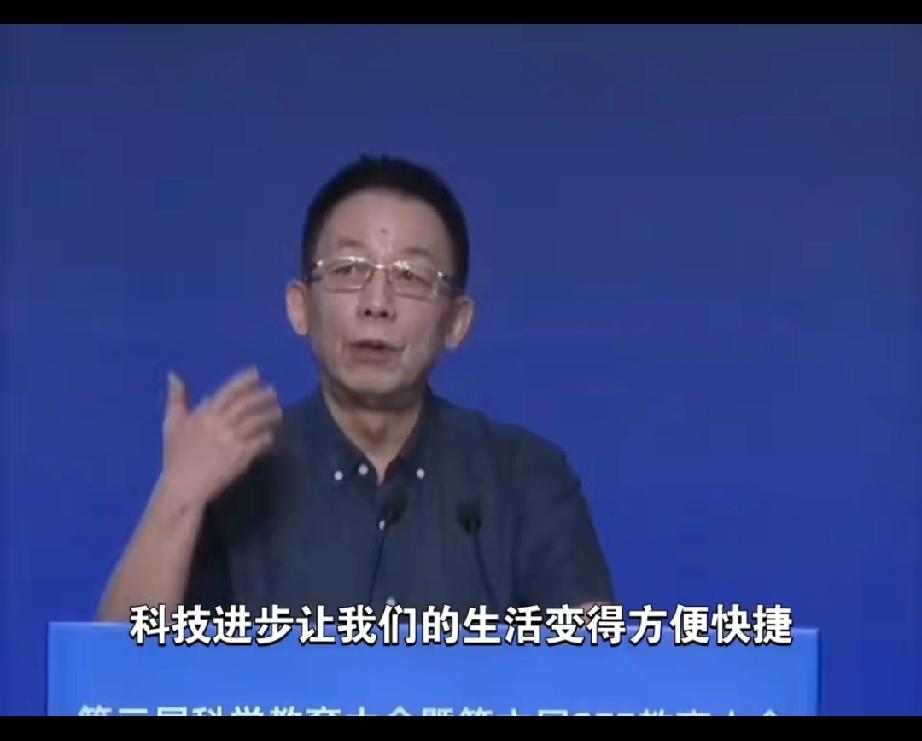 易中天教授认为，因为飞机高铁太快，让人感觉自己就像快递包裹，没有风景可看，没有文