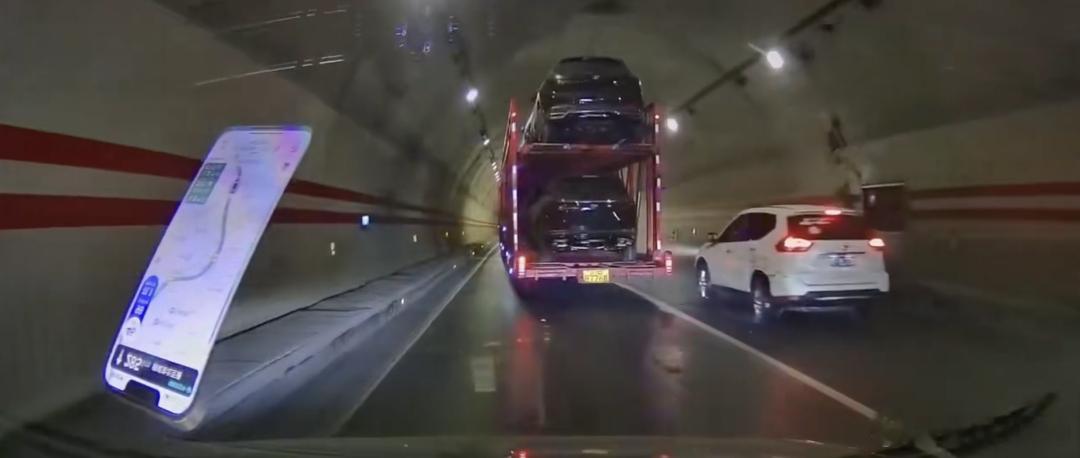 【爱车安全贴士 高速隧道小车突然刹停，后方大车甩尾避让：刹车都踩冒烟了！交警：扣