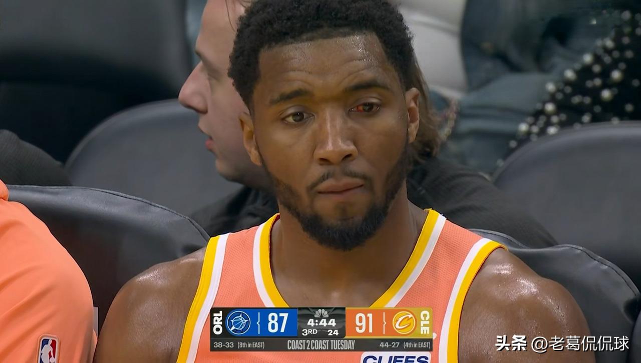 骑士当家球星米切尔真是一名铁血硬汉！在今天骑士主场迎战魔术的比赛中，当时比赛进行