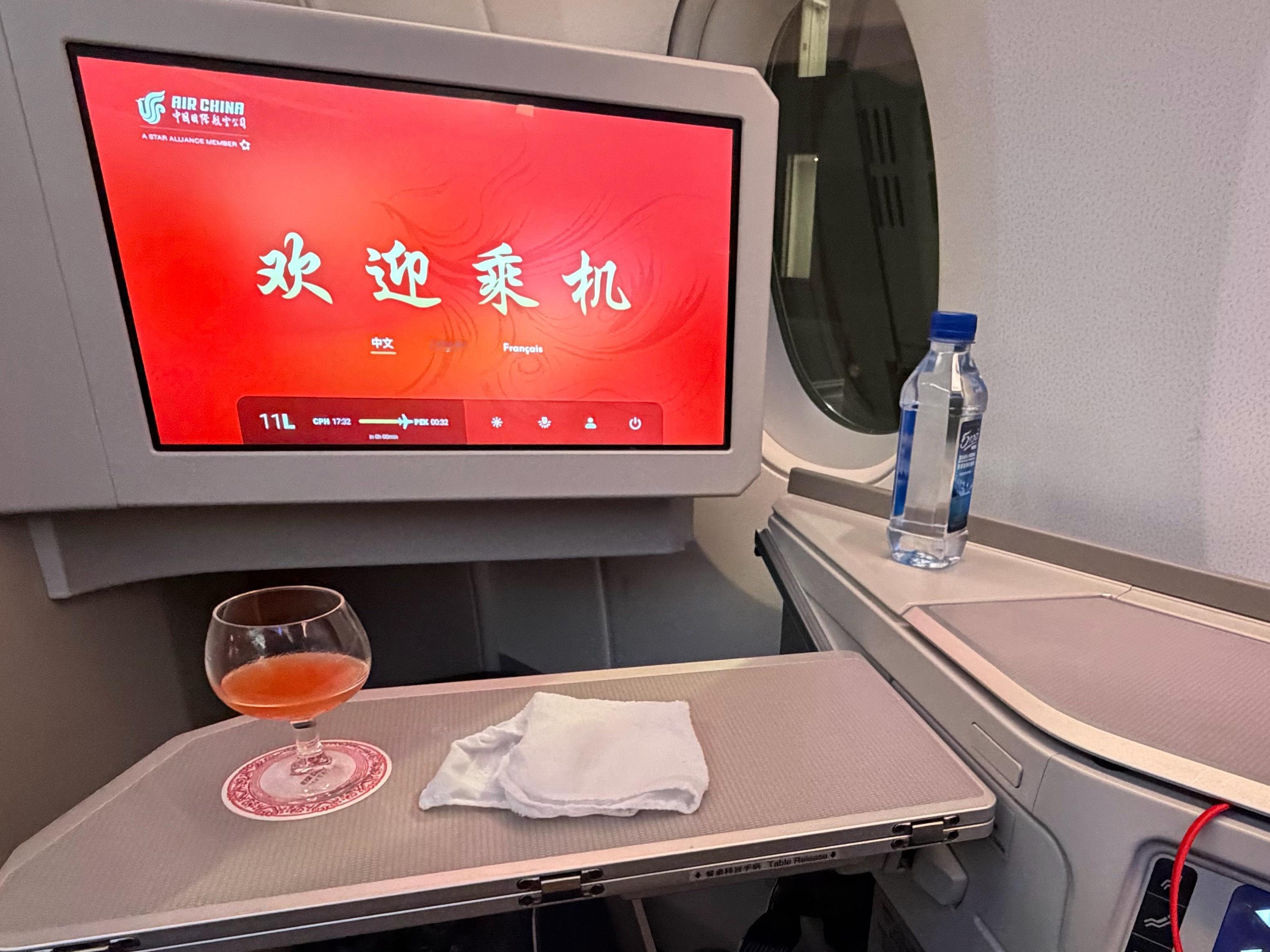 骑车挑战完毕，准备回国上飞机时过道有一个小宝宝挡住道了他妈妈发现我过来后跟宝宝说