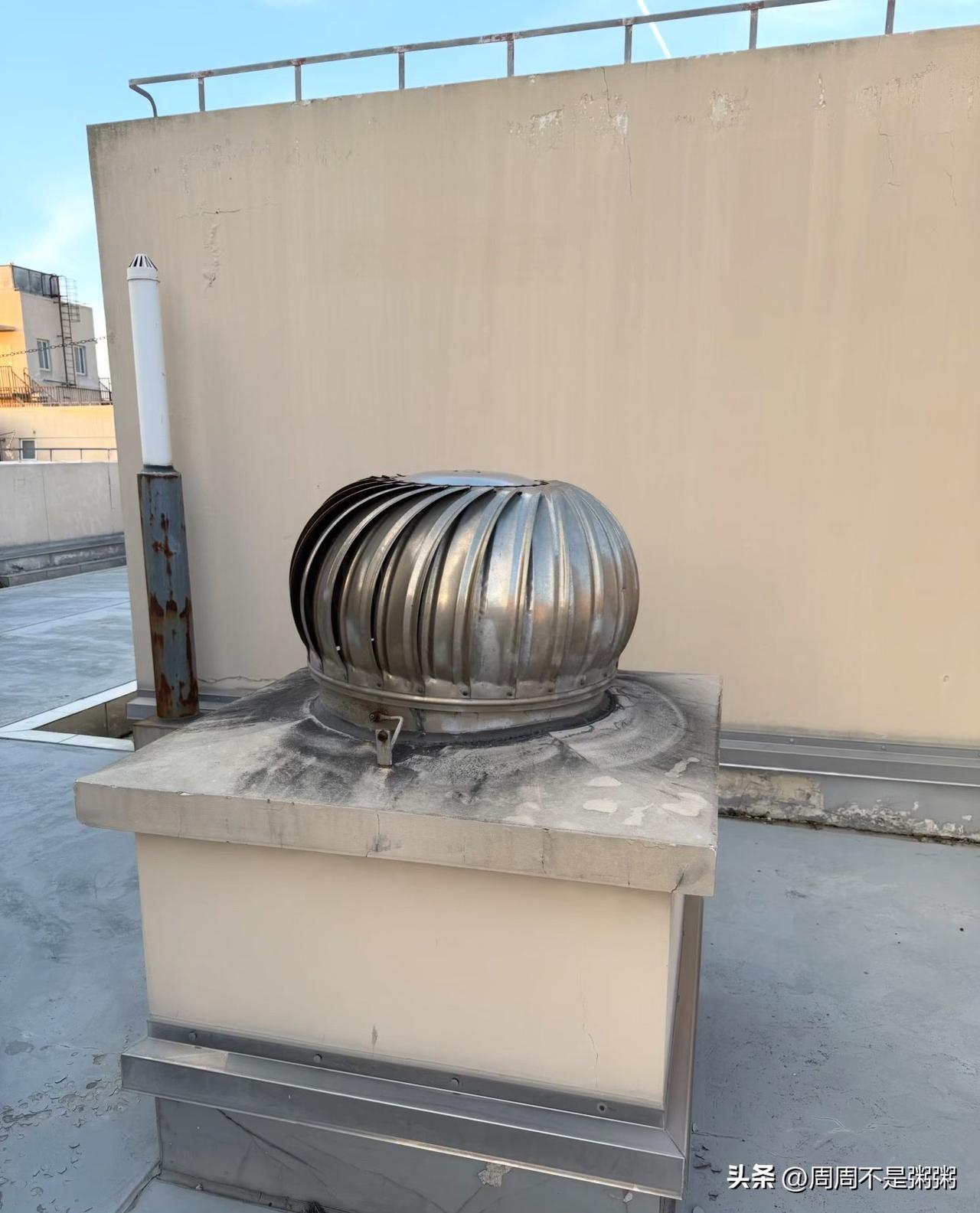 顶楼天台上这是什么东西？
好像很多高层建筑天台上都有这个玩意儿，今天上顶楼上晒被