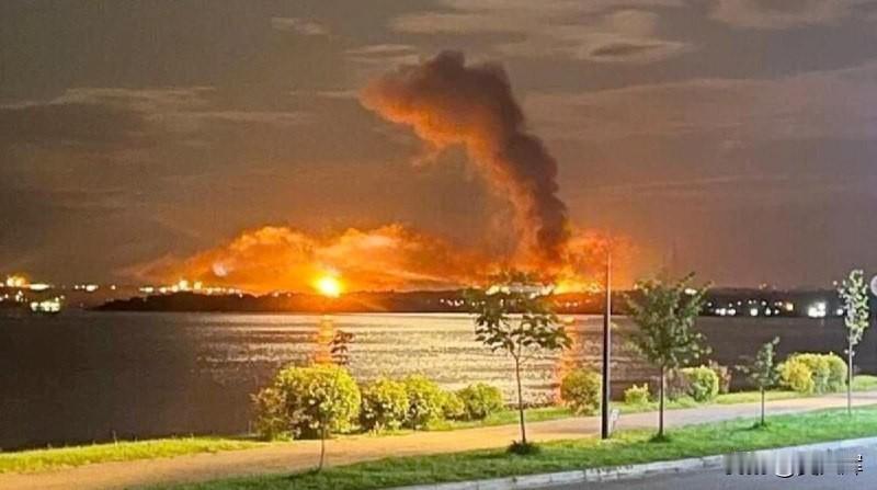 路透社称萨拉托夫炼油厂在14日遭乌克兰无人机袭击后已完全停产

据该通讯社消息人