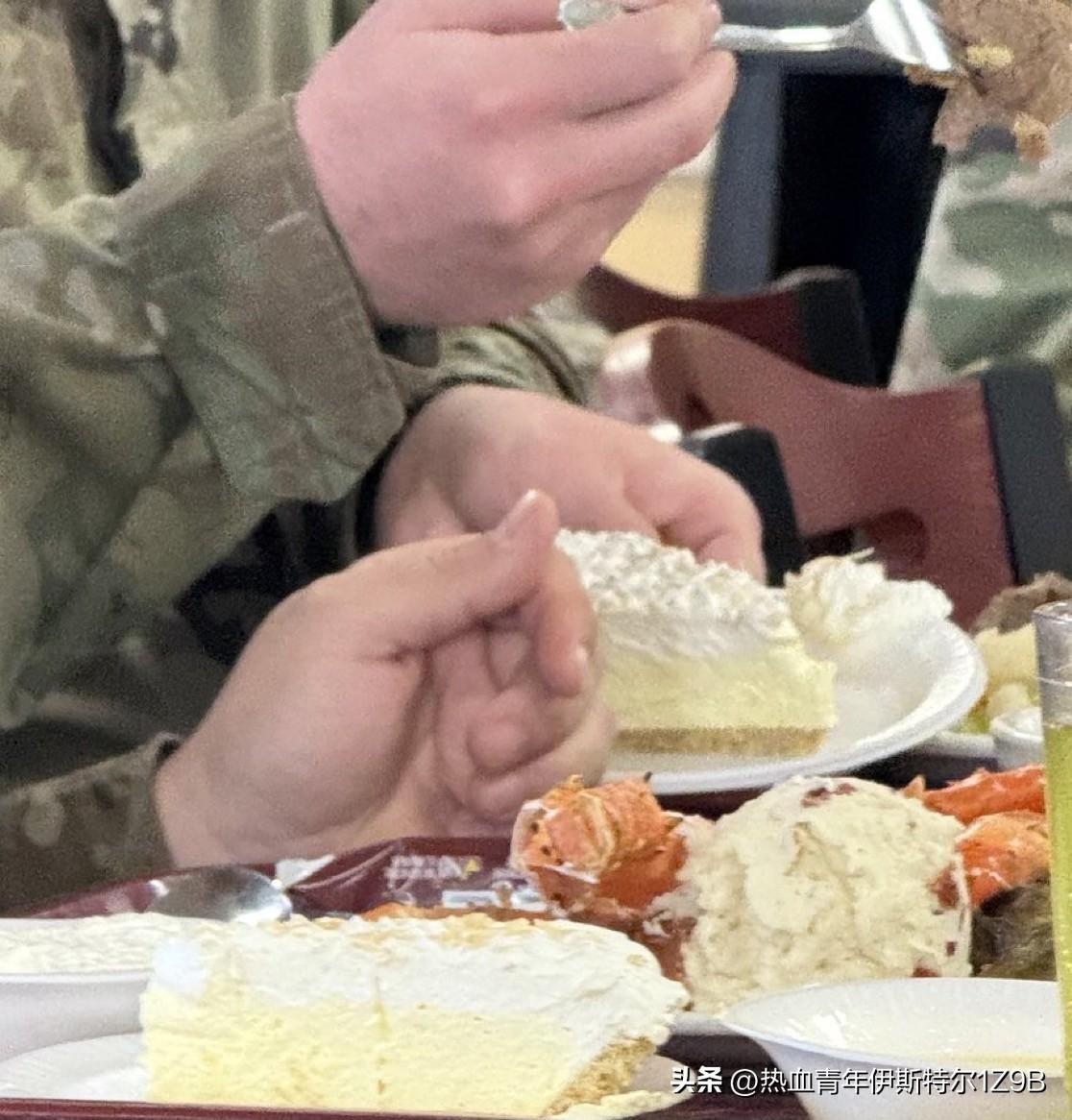据报道，美军在周五的餐食中享用了特制菜单，包括牛排、馅饼、蟹腿和龙虾。
与伊朗开