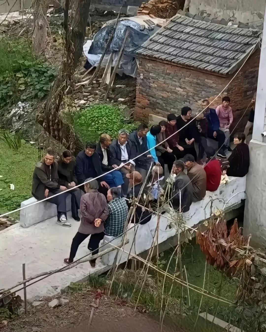 这个局怎么破[捂脸]

马上春节了

又到了一年一度回家潮

家里住在村中央
