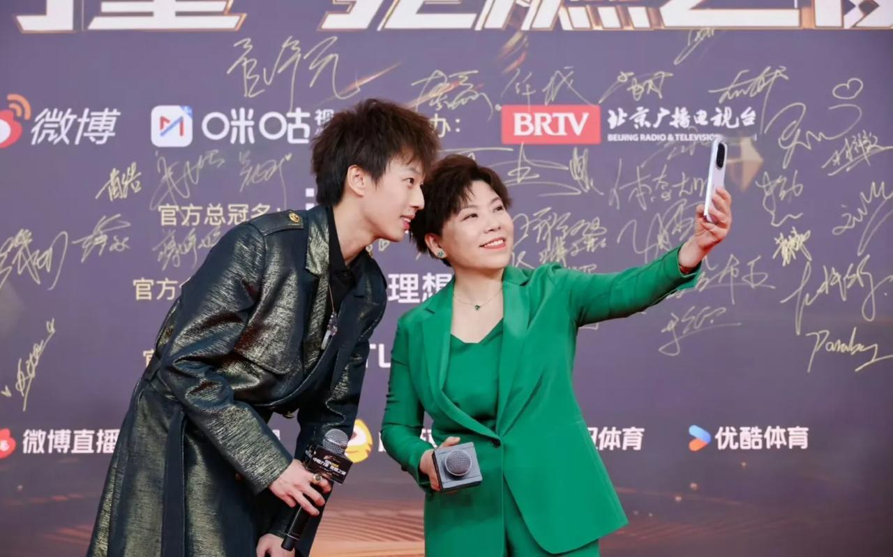 都说被人尊重是靠实力获得的。这话一点都不假。看看这张照片中的两位。右边的是女乒已