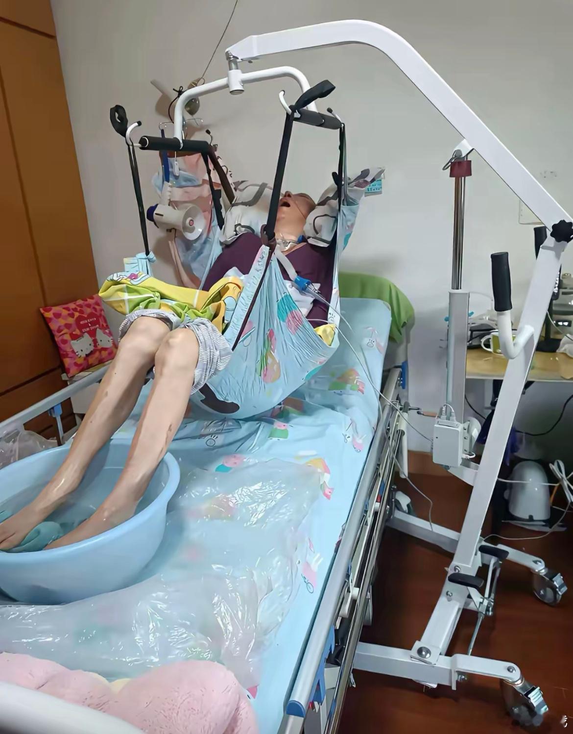 我奶奶同病房的老太太和他家老头一个月3万多退休金，我奶奶一个月一两千，关键是做同