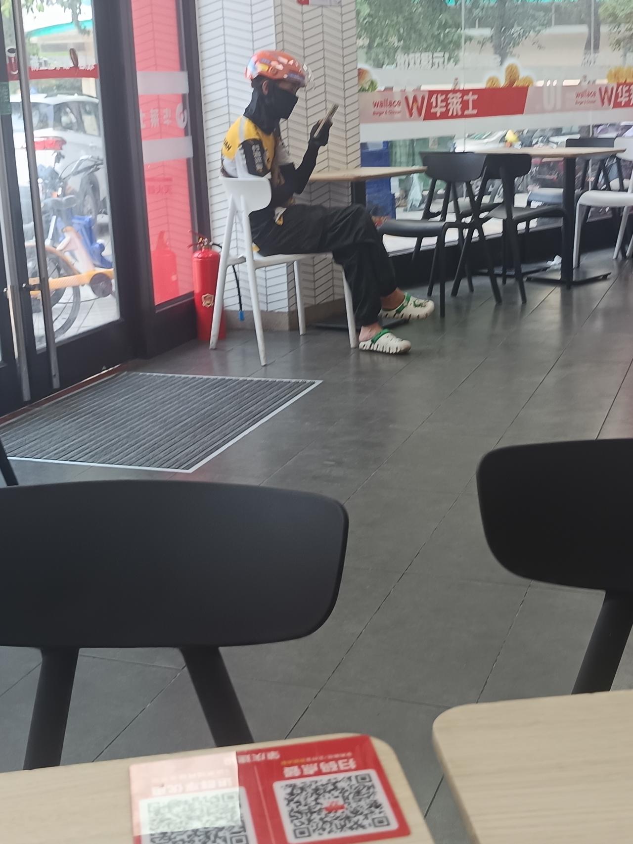 我终于知道了
为什么天气这么热
依然有人出去跑外卖




你敢相信吗？外面是3