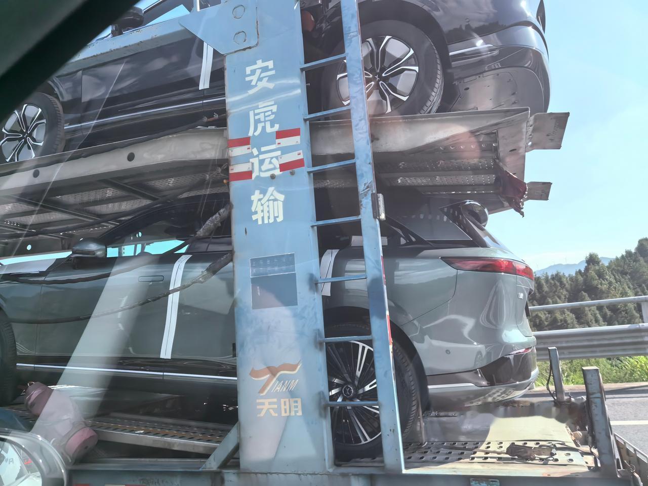 回江苏的路上，已经见到3-4辆满载小鹏汽车的大板车了

窝棚咸鱼翻身咯[吐舌]