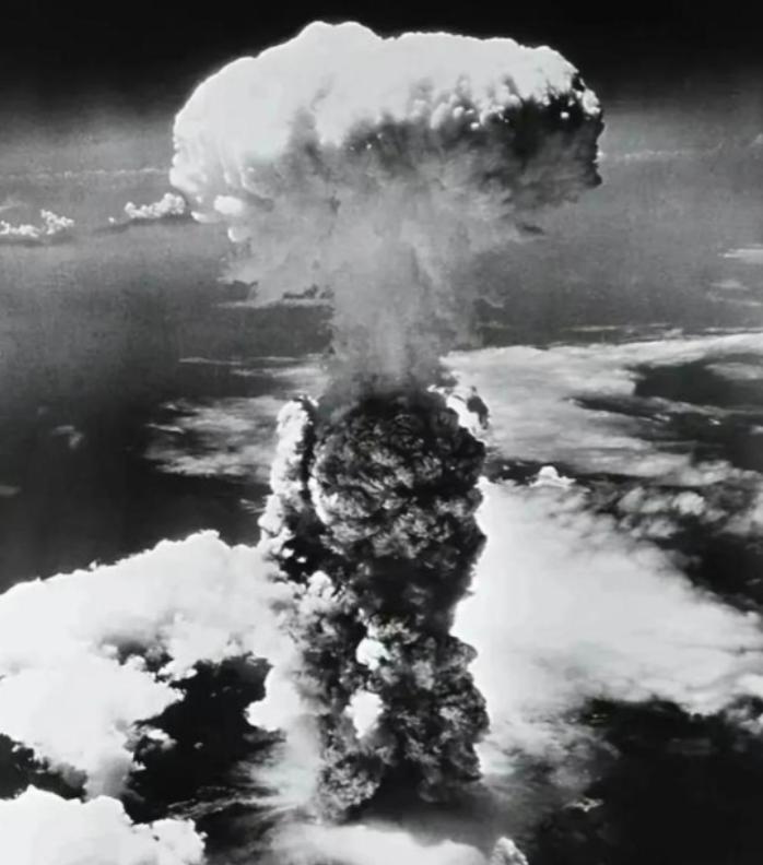1945 年，两颗原子弹落下后，日本不愿投降，并坚信美国人没有第三颗原子弹，可后