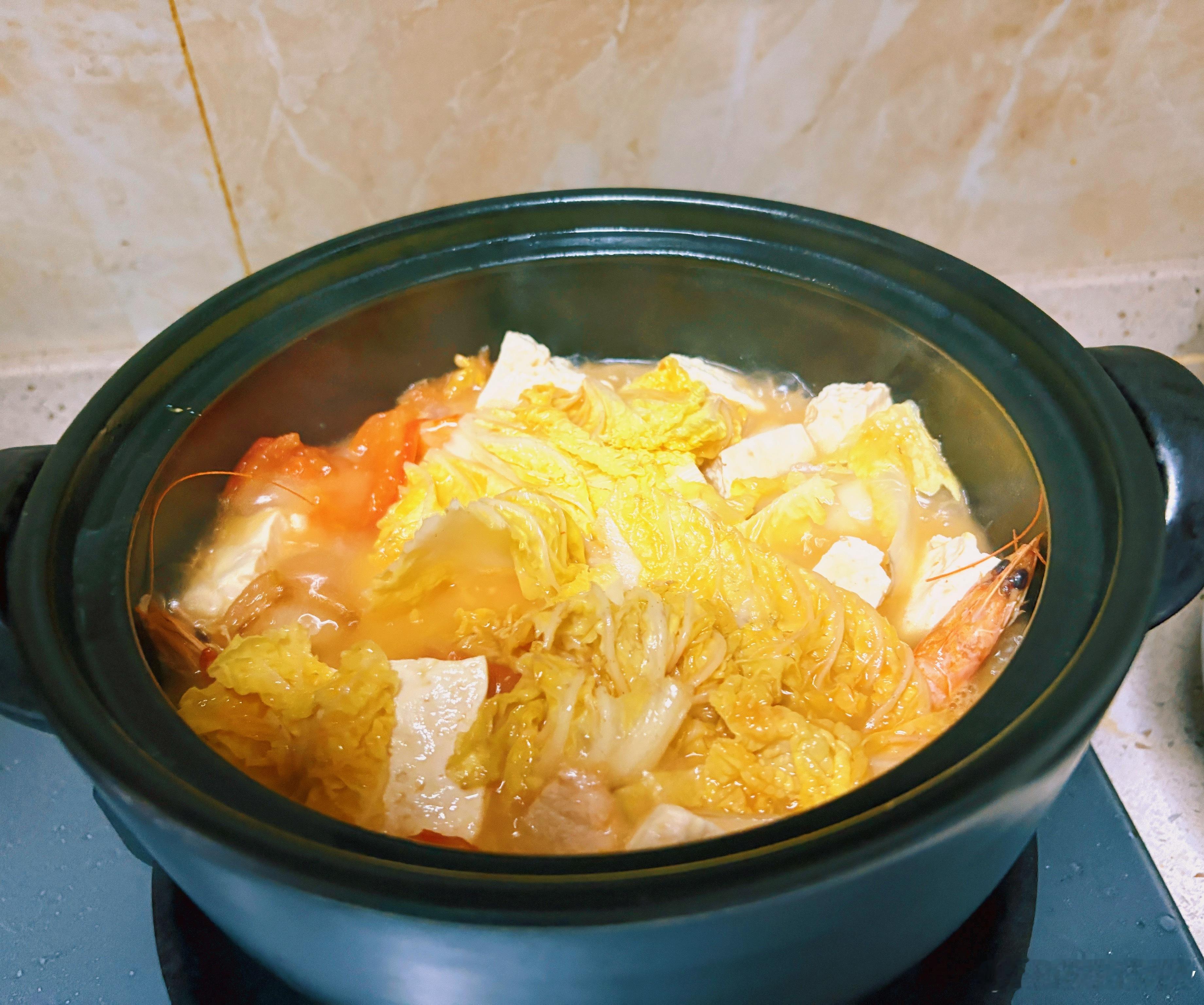 清理冰箱把这几天做饭剩的一小块豆腐 一个西红柿一颗娃娃菜 一点五花肉三五个虾 一