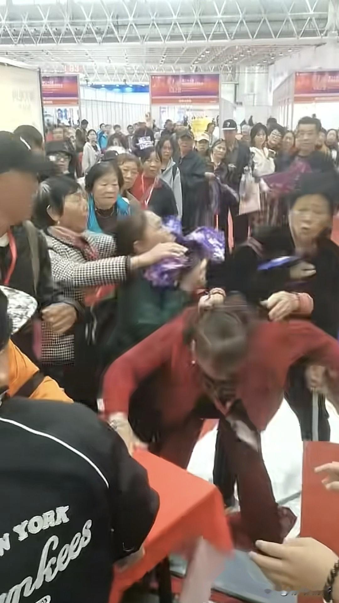 平时挤个公交都是老胳膊老腿
抢起现场的免费赠品那可不一点含糊
武汉酒博会上一群大
