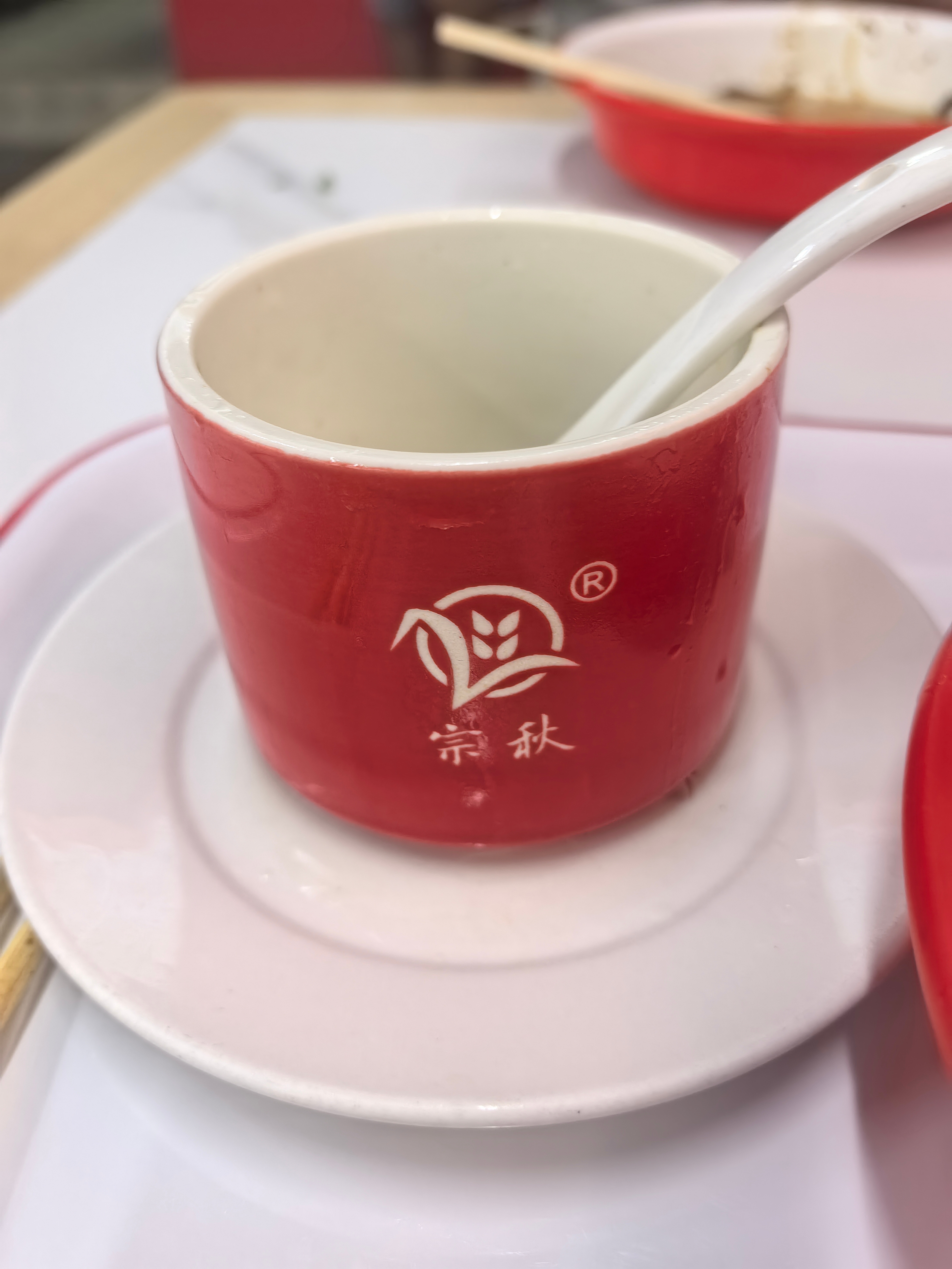 吃了卤肉饭结账的时候我问老板这店名是不是夫妻姓名各取一个字，她说我还是挺聪明的。
