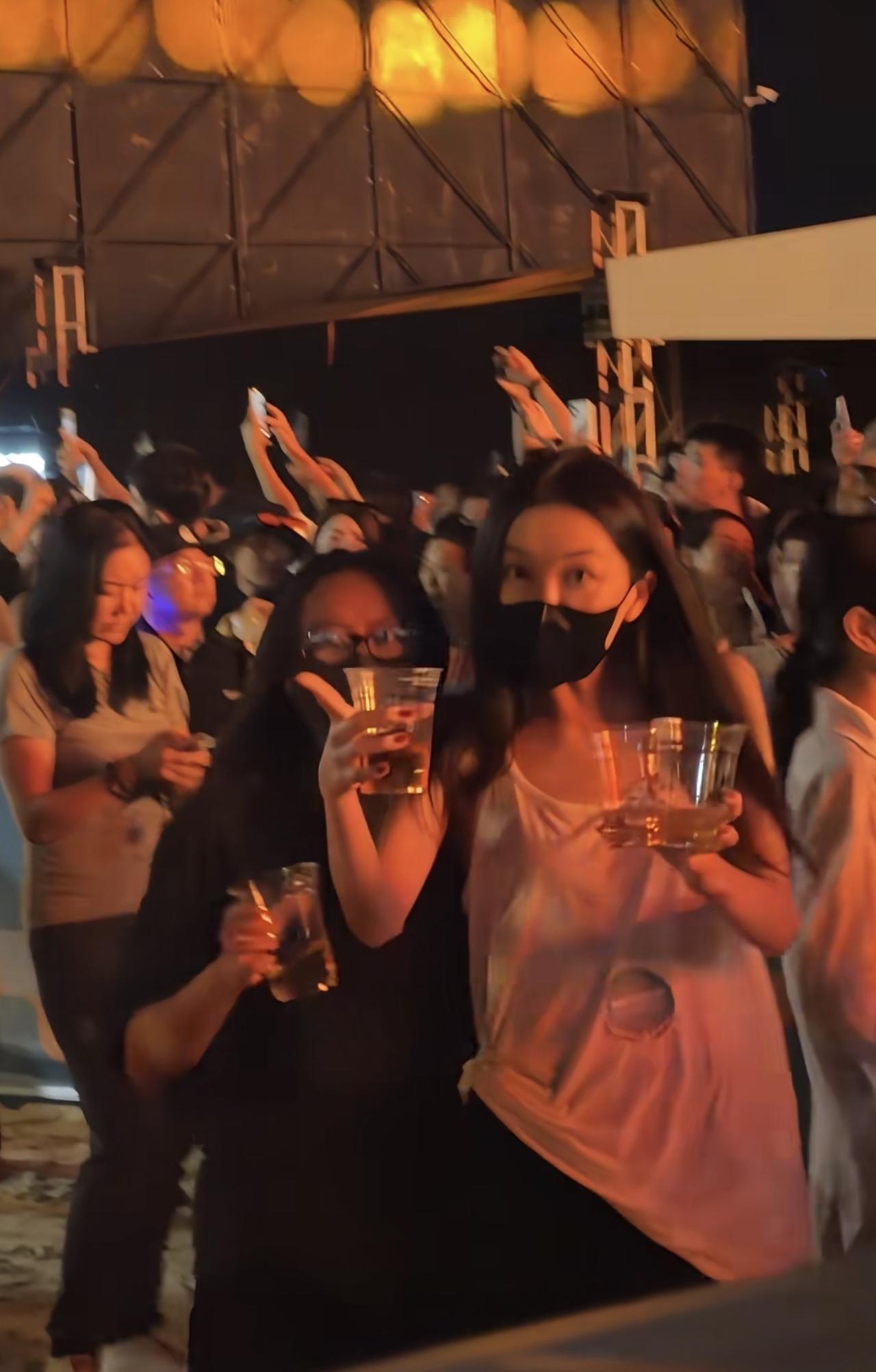 20岁李嫣在音乐节给王菲和朋友们拿啤酒，拿三杯啤酒小步快走，蹑手蹑脚太可爱，长发