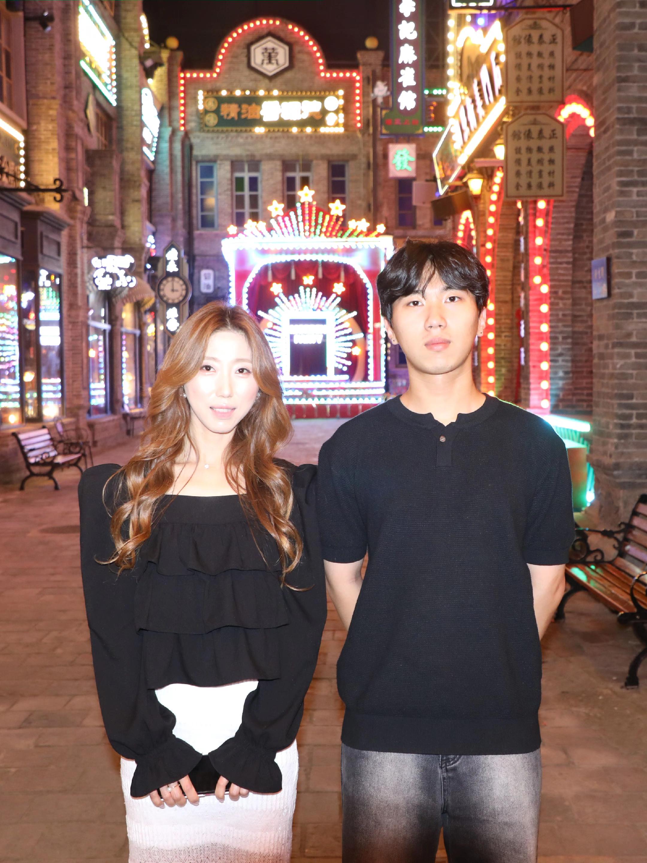 这是儿子成年以后唯一跟我合照的一张照片，上大学就是成年了~一晃眼儿子长...