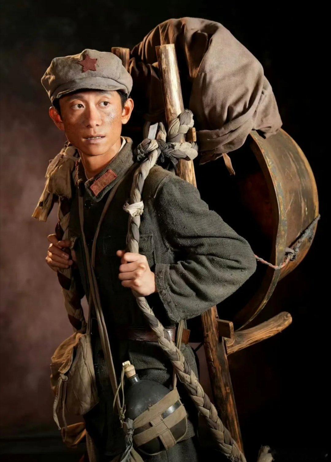 电影《绽放》释出张一山、张艺兴定妆照，服化道还原年代质感。张一山背竹篓神态灵动，