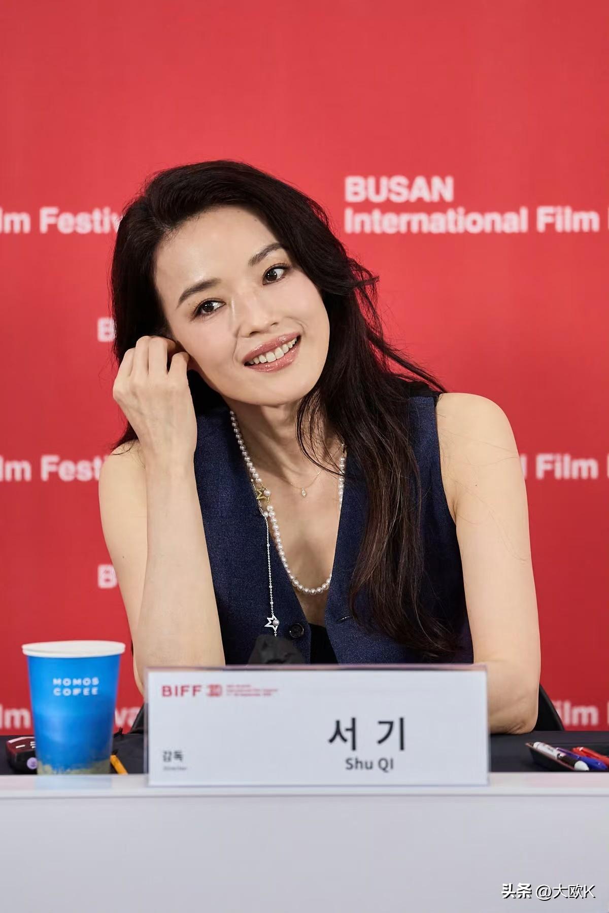 让我们恭喜舒淇这位美人儿～
她凭借处女作获得最佳导演奖，她用长达十年的时间构思出