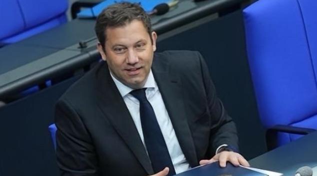 德国财长拜尔说了两句狠话，第一句是“我们不要中国垃圾！”第二句是：“德国决不当傻