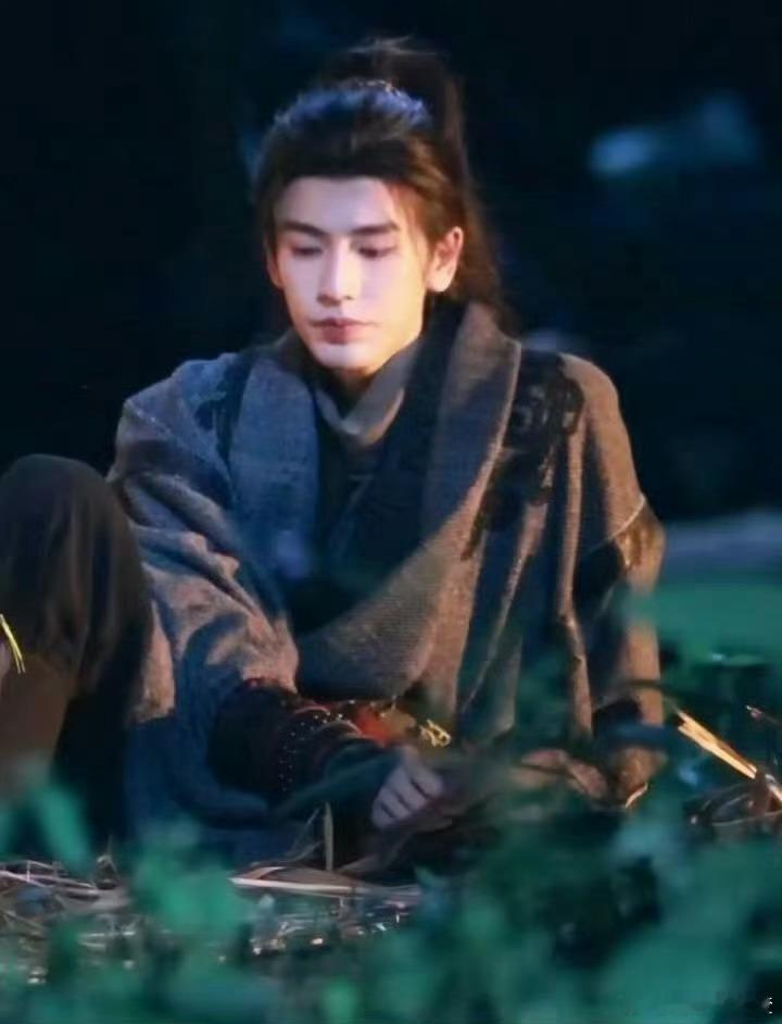 张凌赫伤成这样了还得拍大夜戏看着好心疼😣 受伤了还得熬大夜拍戏，这敬业精神让人