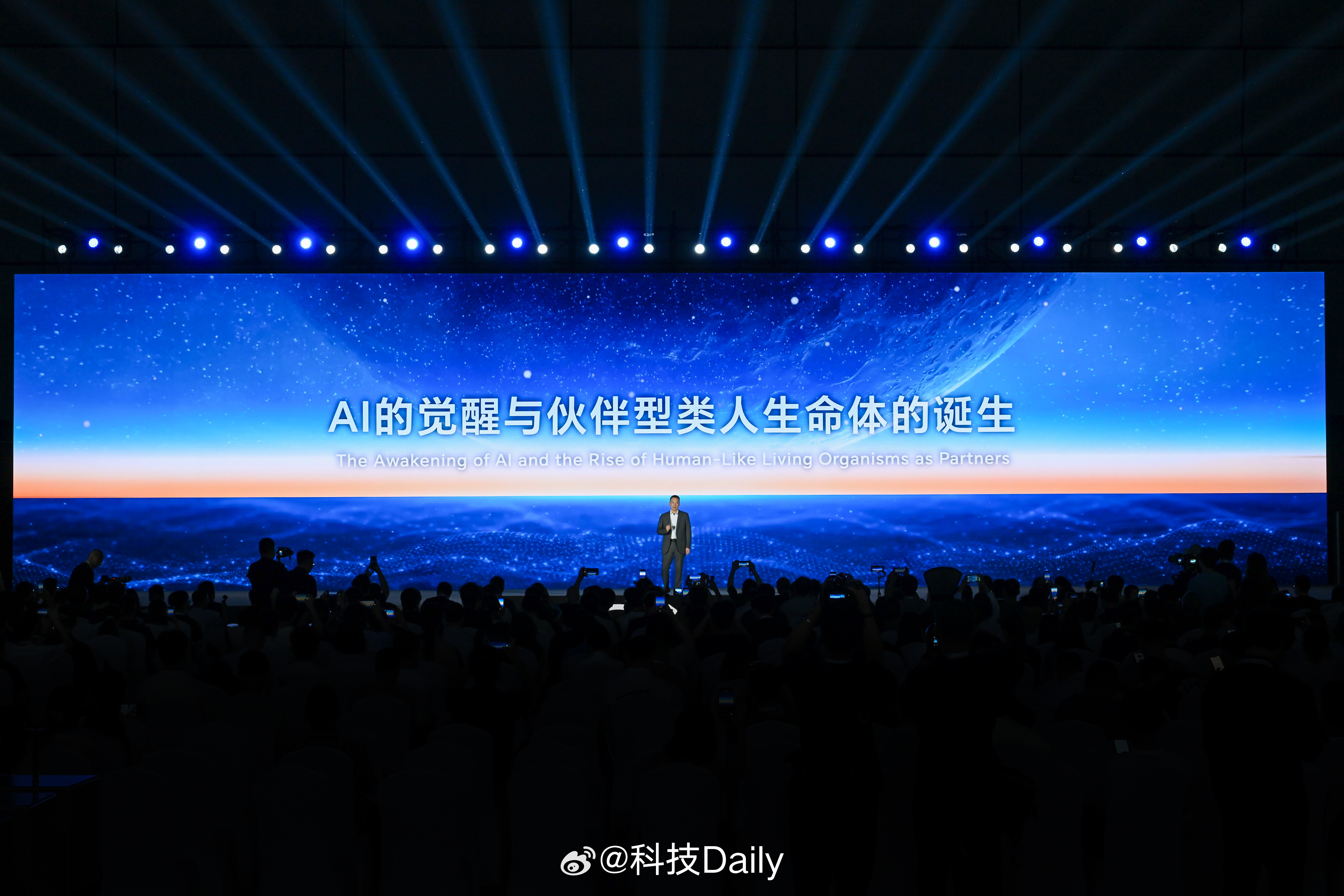 荣耀RobotPhone应验凯文凯利预言 手机我们天天用，手持云台相机也没少使，