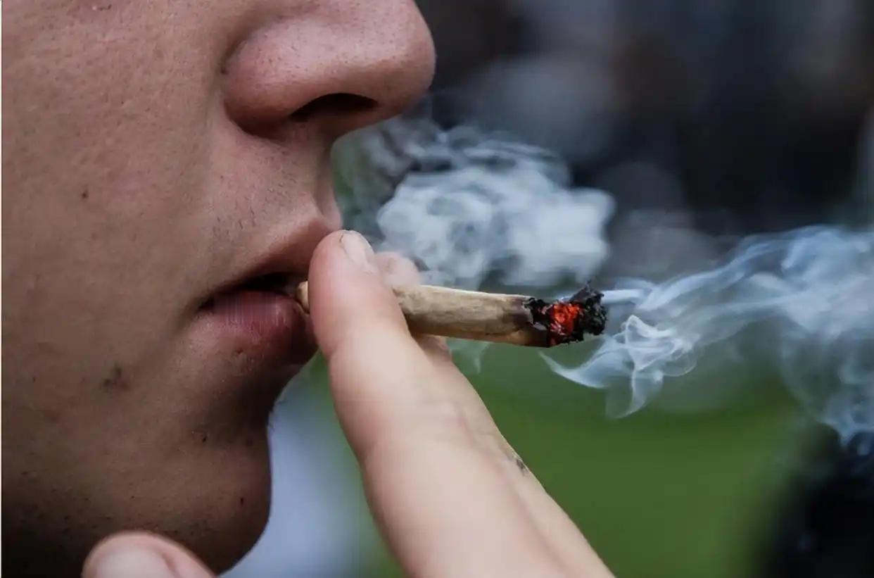必须得禁止高铁站台吸烟啊！高铁运行速度快，对安全要求极高。在站台吸烟，烟雾中的微