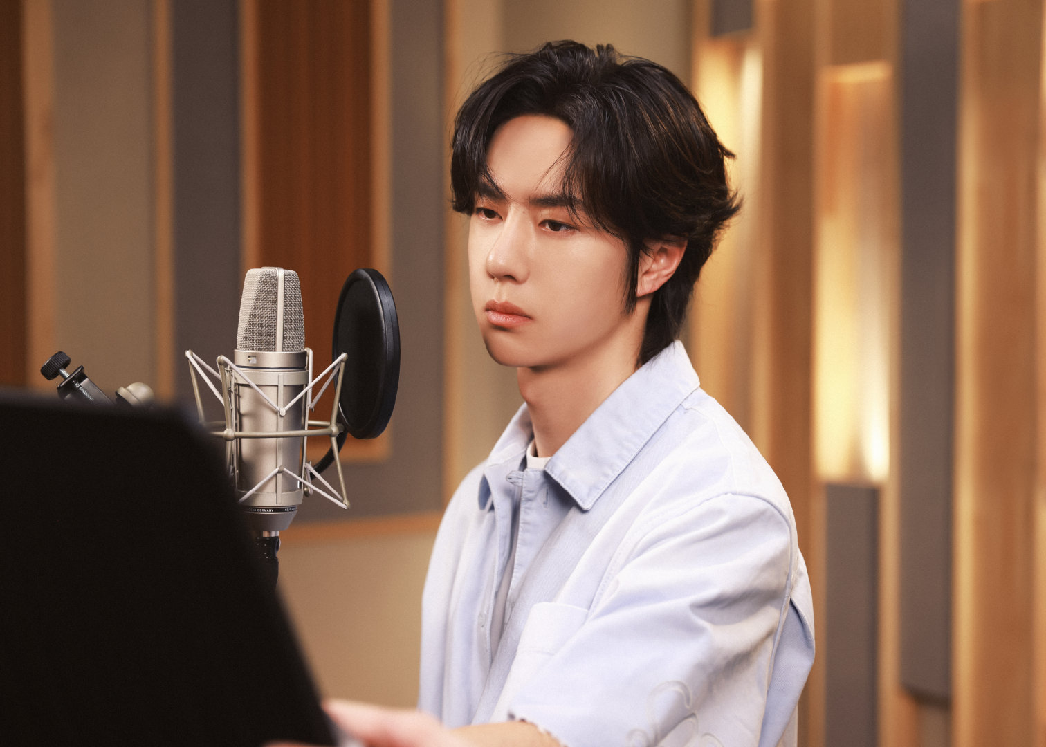 王一博青春探路者侧拍王一博五四晚会主题曲录音照 王一博五四晚会主题曲录音照，是《