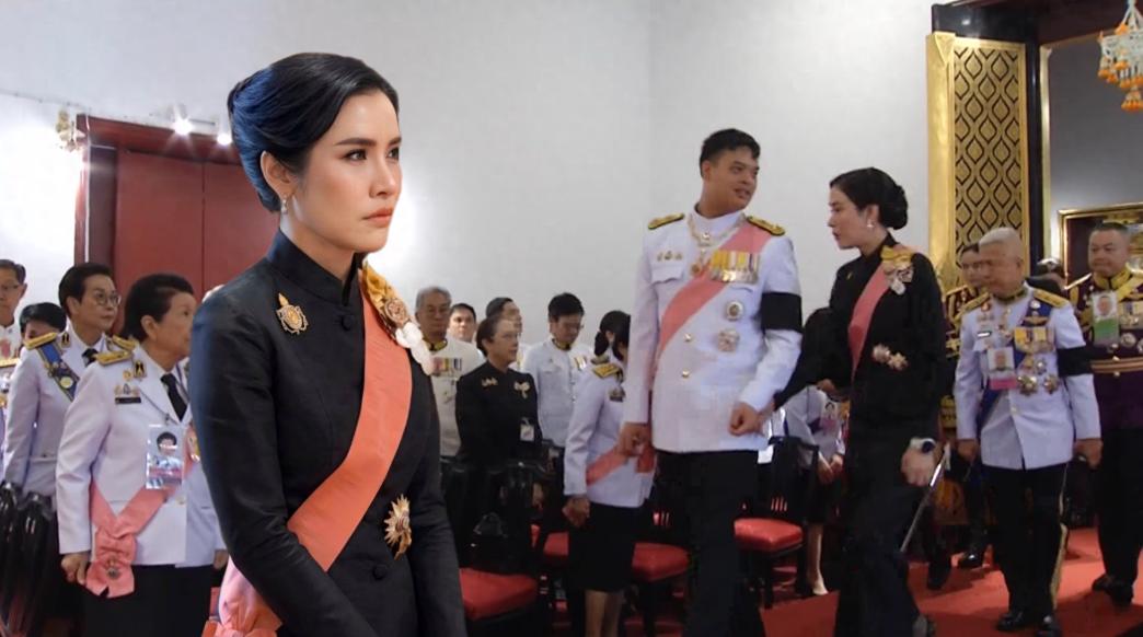 诗妮娜贵妃被提帮功王子牵着手亮相，好似“母子俩”，画面温馨有爱！

早上刷手机刷