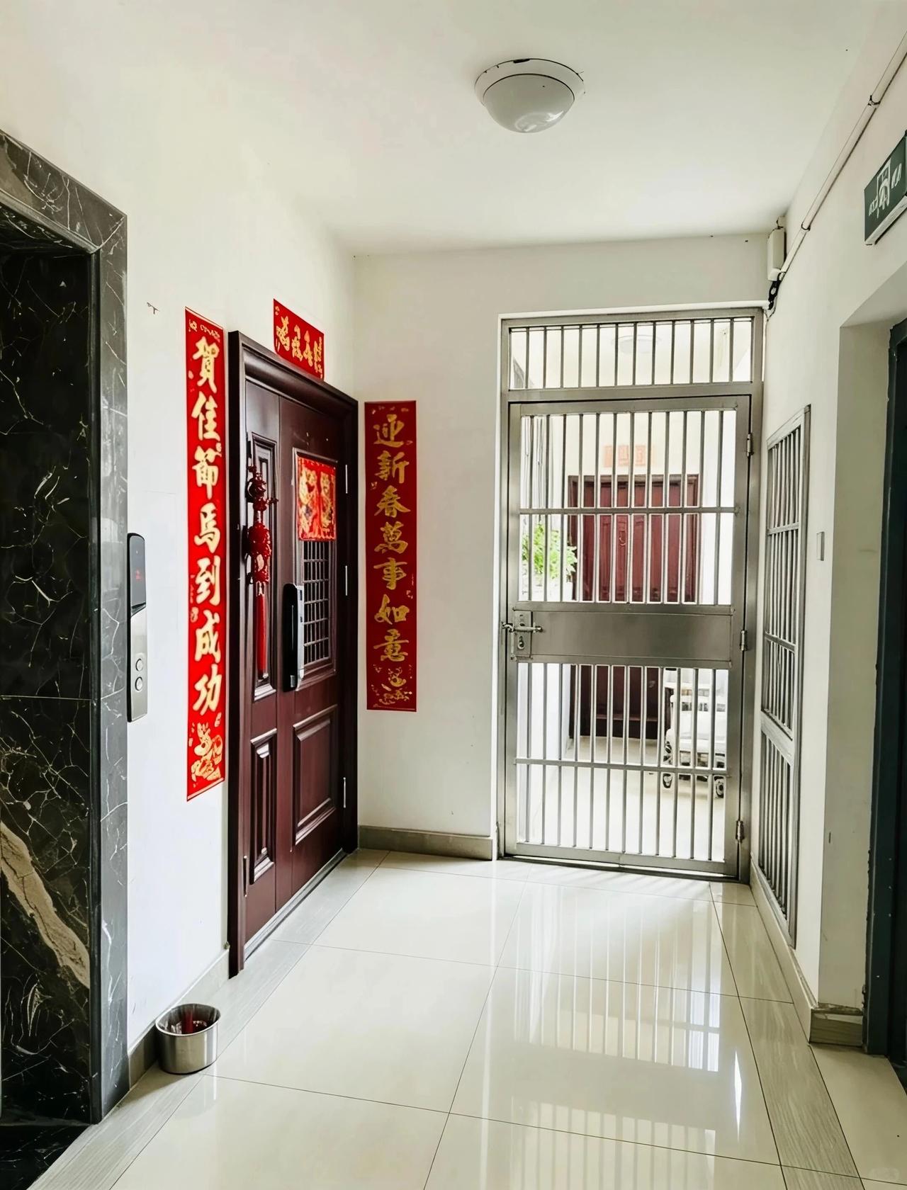 遇到这种邻居该怎么办？网友的办法可行吗？
这是一个连廊房子，边户需要通过连廊才能