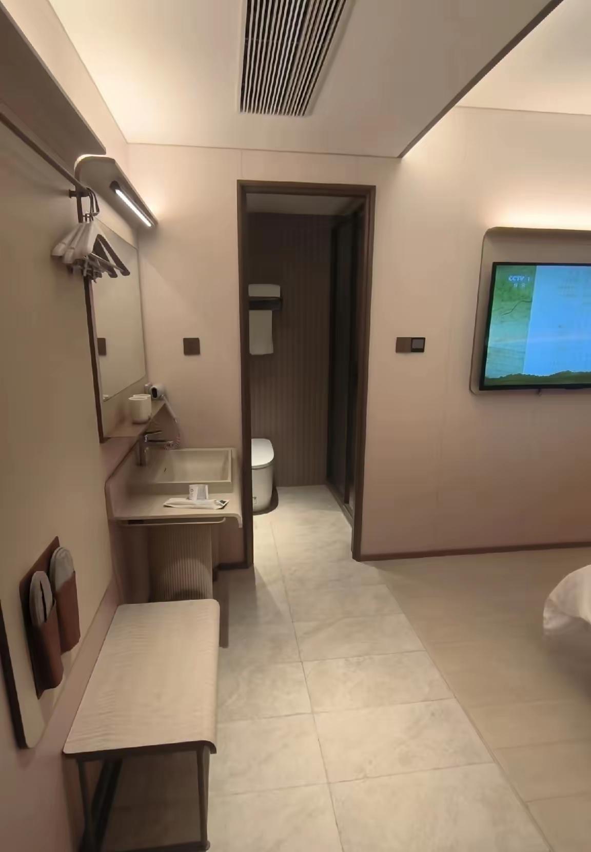 山西，女子和情人去酒店开房，第二天，酒店给女子打回访电话，让女子给好评。谁知，竟