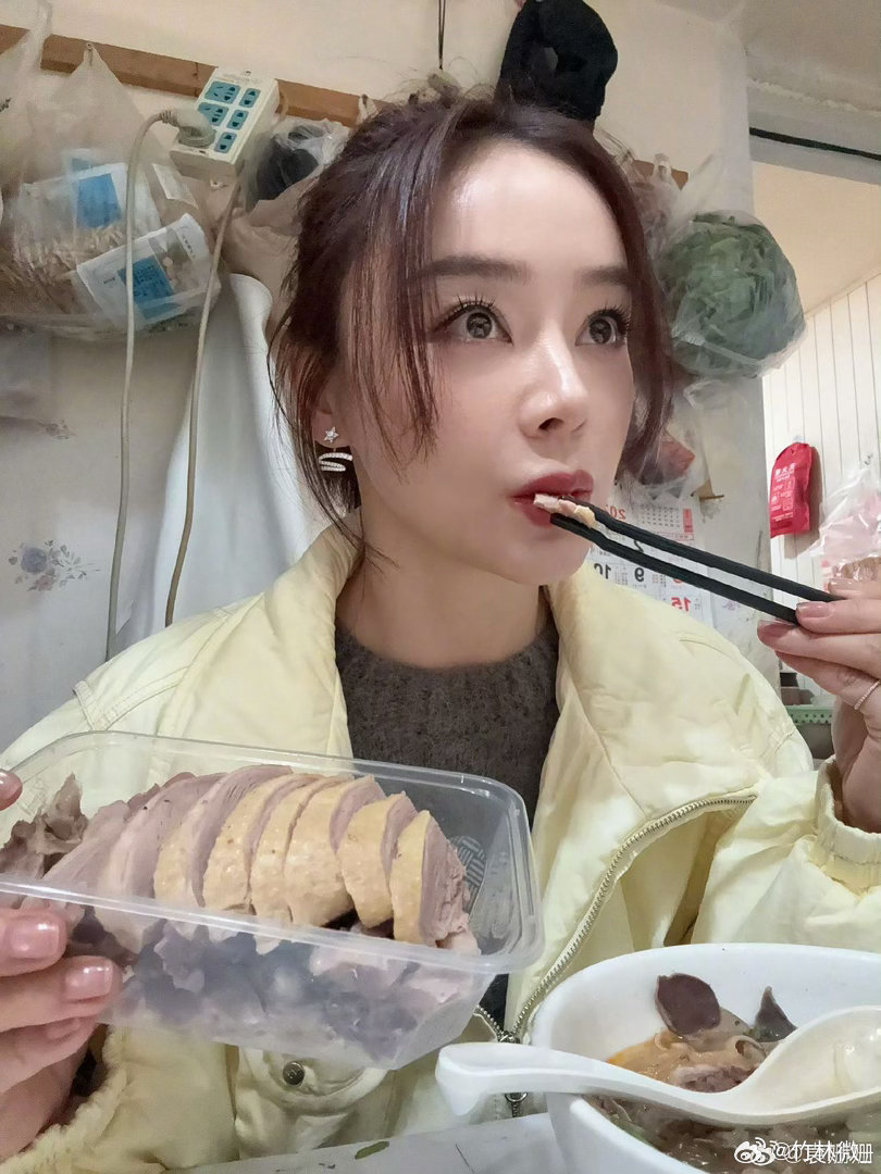 袁姗姗替白靓靓消灭心中的黑犬 袁姗姗这顿盐水鸭太治愈了！直接帮白靓靓拔掉心里的刺